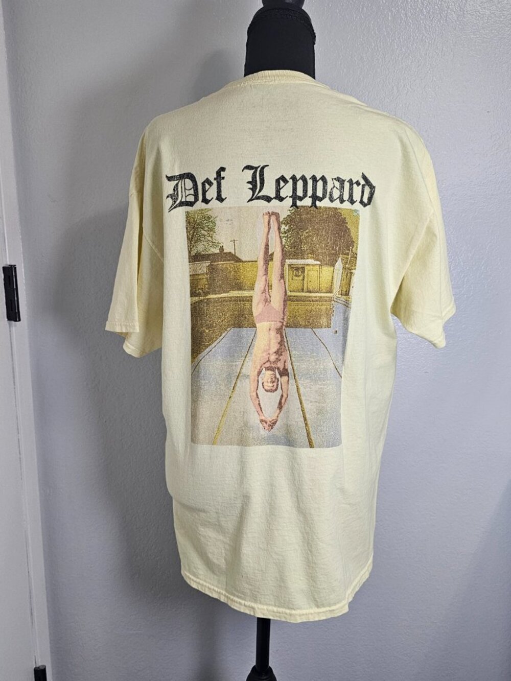 Def Leppard Band Graphic T-Shirt Yellow Cotton Women's Size Medium/Large NEW - Picture 3 of 7